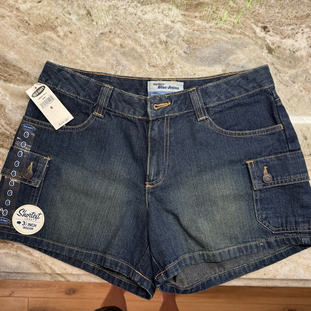 NWT!! Old Navy Sz 6 dark denim shorts, 3 1/2” inseam, smoke free home!!